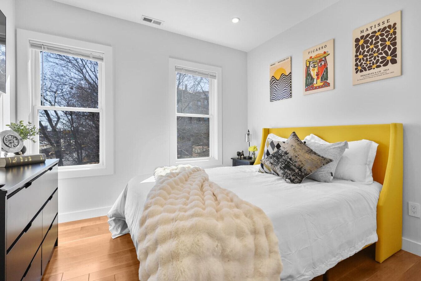 3 chambres, fer et planche à repasser, lit de bébé portatif