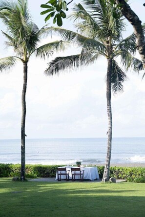 Outdoor dining - Villa Sound of The Sea (Munggu)