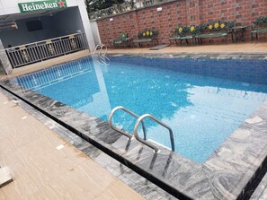 Outdoor pool - Majesty Realm Hotel (Uyo)