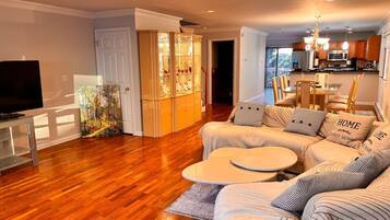 Smart TV, libros y oficina