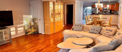 Smart-TV, Bücher, Arbeitsbereiche