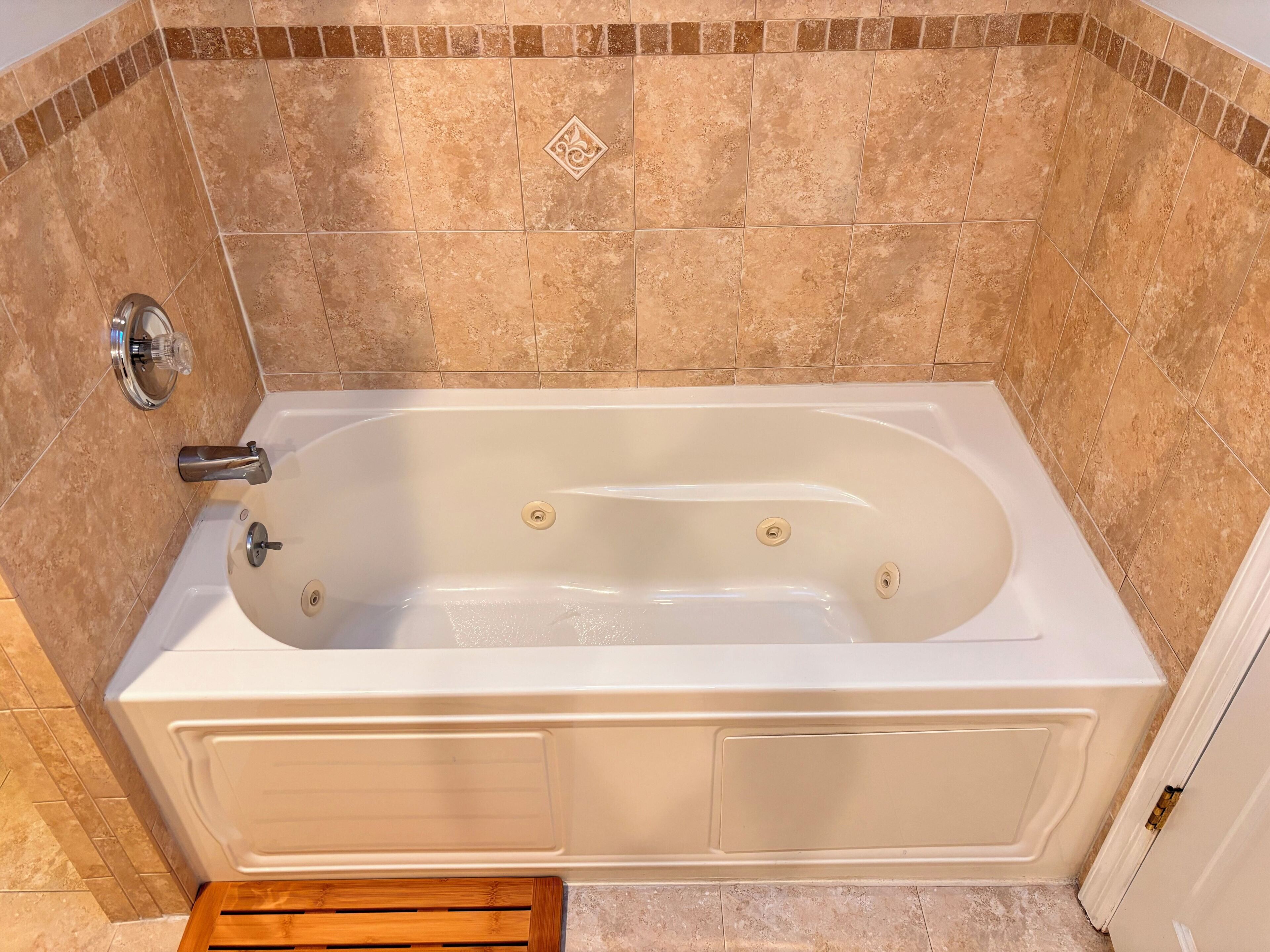 Vasca idromassaggio, asciugacapelli, asciugamani, sapone