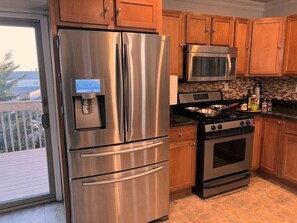 Fridge, microwave, oven, stovetop - Luxury3BR|20 MIN toTimeSquare by Bus|15 MIN toMetlife&American Dream|FreeParking (Palisades Park)