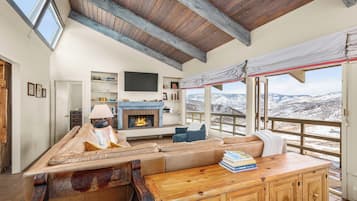 House, Balcony, Mountain View | Living area