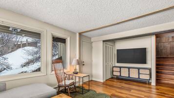 House, Balcony, Mountain View | Living area | Fireplace