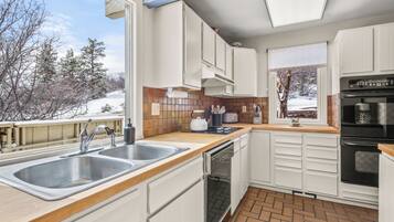 House, Balcony, Mountain View | Private kitchen