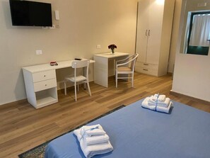 Minibar, bureau, espace de travail pour ordinateur portable