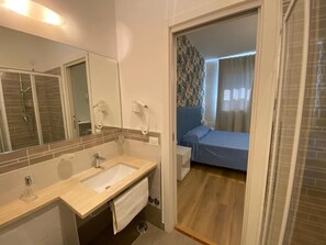 Economy-Zimmer, Terrasse, Gartenblick | Badezimmer