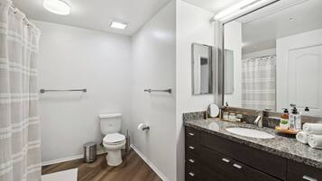 Een haardroger, handdoeken, zeep, shampoo