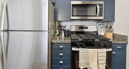 Coastal Retreat: 2BDR Apt in Marina Del Rey – Pool, Gym & Free Parking
