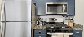 Coastal Retreat: 2BDR Apt in Marina Del Rey – Pool, Gym & Free Parking