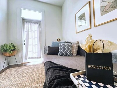 The Historic Darling House + Hot tub in Downtown Savannah! Great for Groups!