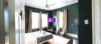 The Historic Darling House + Hot tub in Downtown Savannah!  Great for Groups!