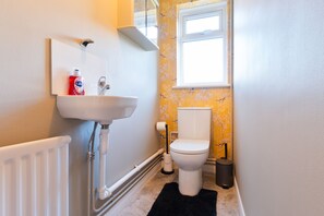 Hair dryer, towels - Stylish 4 Bedroom Spacious House w/ Parking - Sleeps 10 - Families & Contractors (Broad Oak)