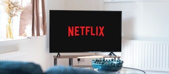 Stylish 4 Bedroom Spacious House w/ Parking - Sleeps 10 - Families & Contractors