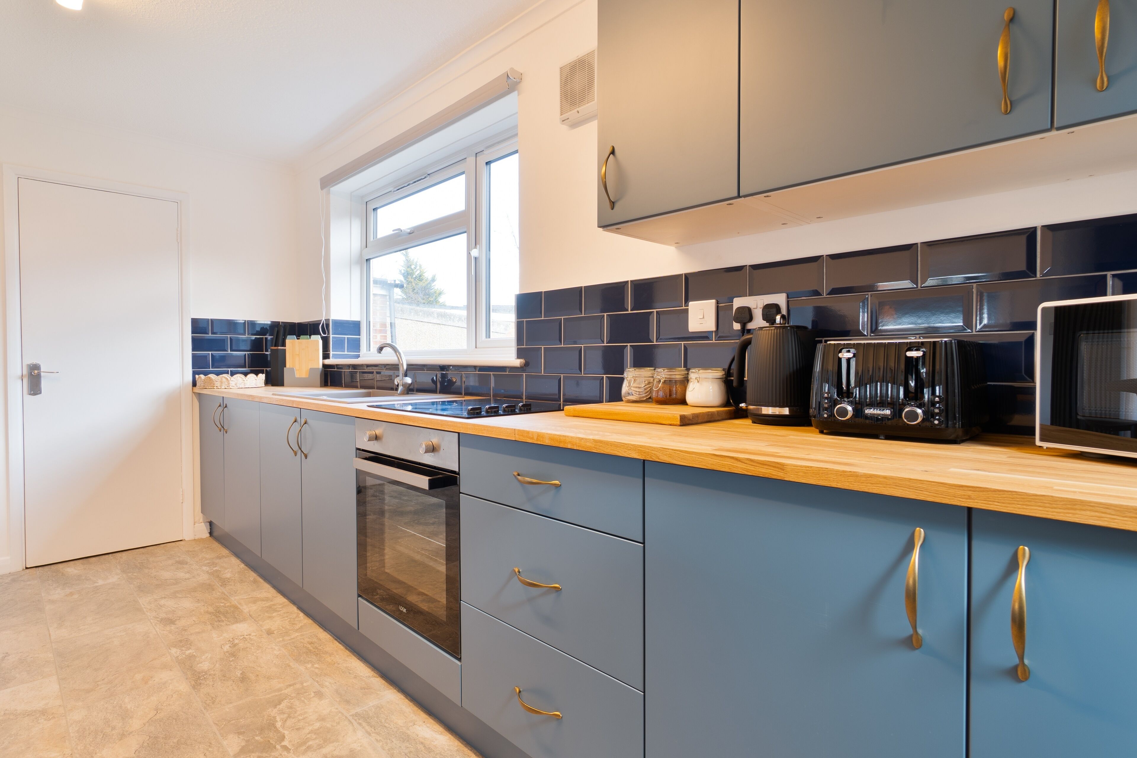 Frigorífico, microondas, horno y placa de cocina