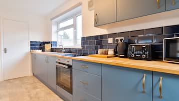 Kjøleskap, mikrobølgeovn, ovn og kokeplater