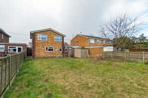 Exterior - Stylish 4 Bedroom Spacious House w/ Parking - Sleeps 10 - Families & Contractors (Broad Oak)