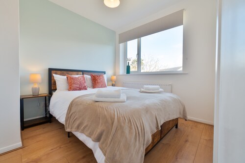 Stylish 4 Bedroom Spacious House w/ Parking - Sleeps 10 - Families & Contractors