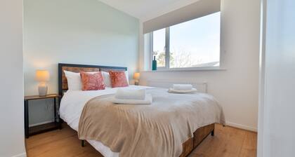 Stylish 4 Bedroom Spacious House w/ Parking - Sleeps 10 - Families & Contractors