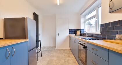 Stylish 4 Bedroom Spacious House w/ Parking - Sleeps 10 - Families & Contractors