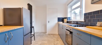 Stylish 4 Bedroom Spacious House w/ Parking - Sleeps 10 - Families & Contractors