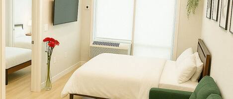 Escritorio y espacio para trabajar con laptop