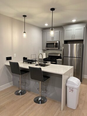 Escritorio y espacio para trabajar con laptop