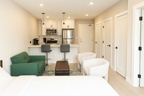 Skrivebord, skrivebord for bærbar PC og strykejern/-brett