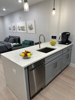 Full-sized fridge, microwave, oven, stovetop