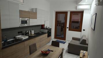 Réfrigérateur, micro-ondes, four, plaque de cuisson