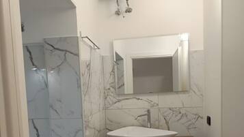 Doccia, asciugacapelli, bidet, asciugamani