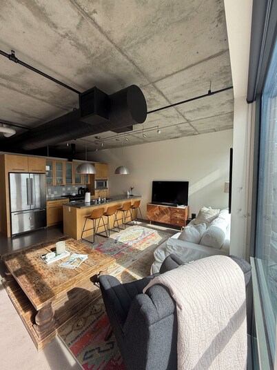 PH Condo. Amazing Views with Private Balcony. Walk to everything!