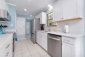 Kjøleskap, mikrobølgeovn, ovn og kokeplater