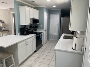 冷蔵庫、電子レンジ、オーブン、コンロ