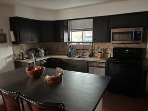 Fridge, microwave, oven, stovetop - Cozy North Valley Charm (Albuquerque)