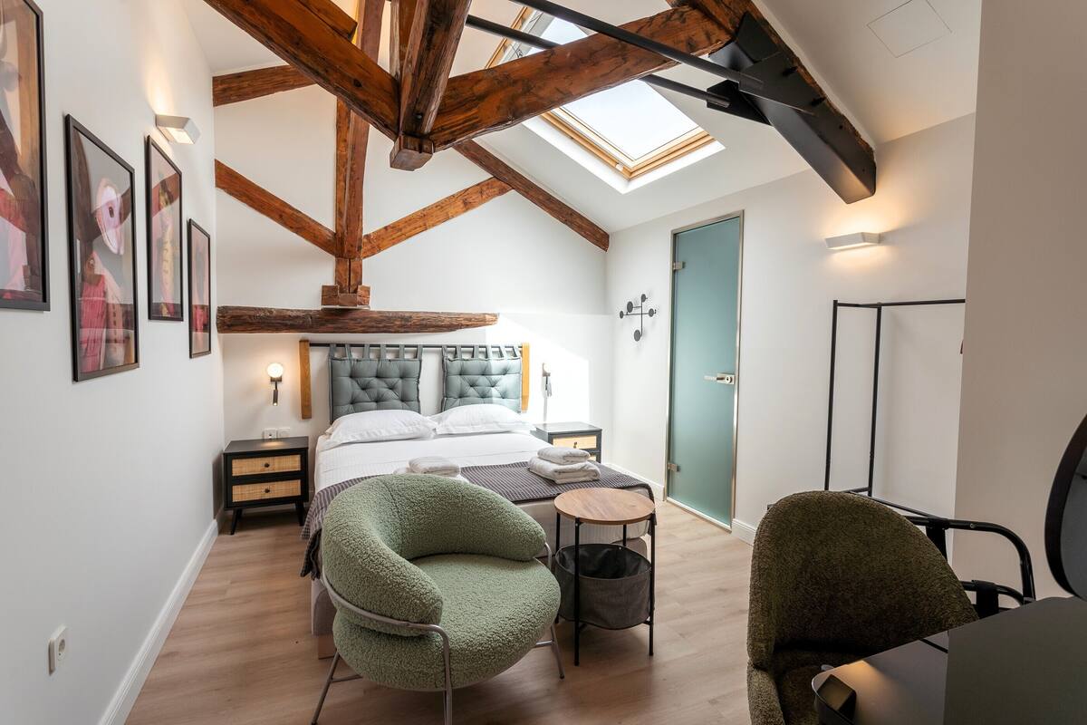 Deluxe Double or Twin Room | In-room safe, desk, laptop workspace, blackout drapes