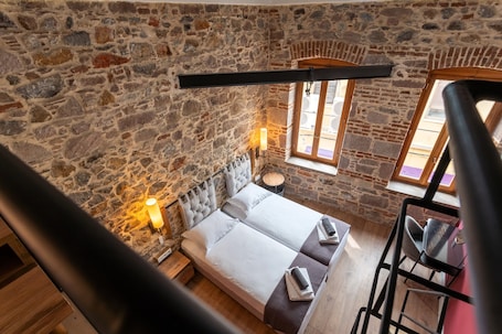 Caja de seguridad en la habitación y escritorio