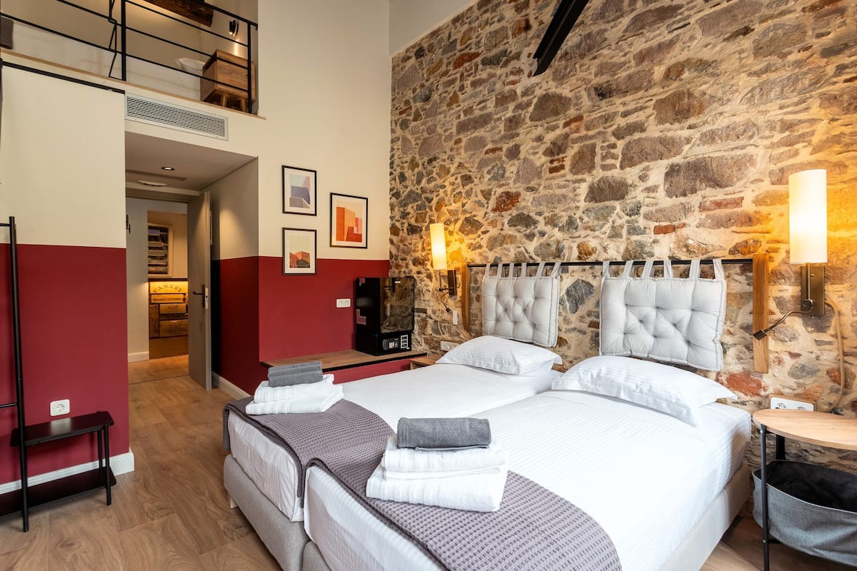 Dúplex | 1 habitación, caja de seguridad en la habitación y escritorio