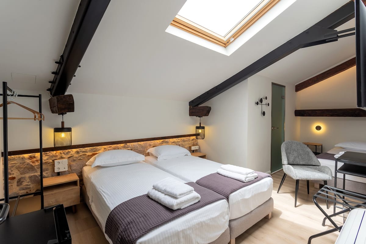 Comfort Triple Room | In-room safe, desk, laptop workspace, blackout drapes