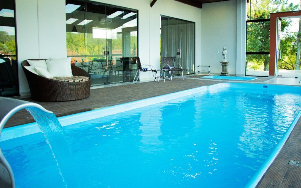 สระว่ายน้ำในร่ม, สระว่ายน้ำกลางแจ้ง, ร่มริมสระว่ายน้ำ