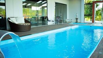 Piscina interna, piscina externa, funciona das 8h às 22h, guarda-sóis