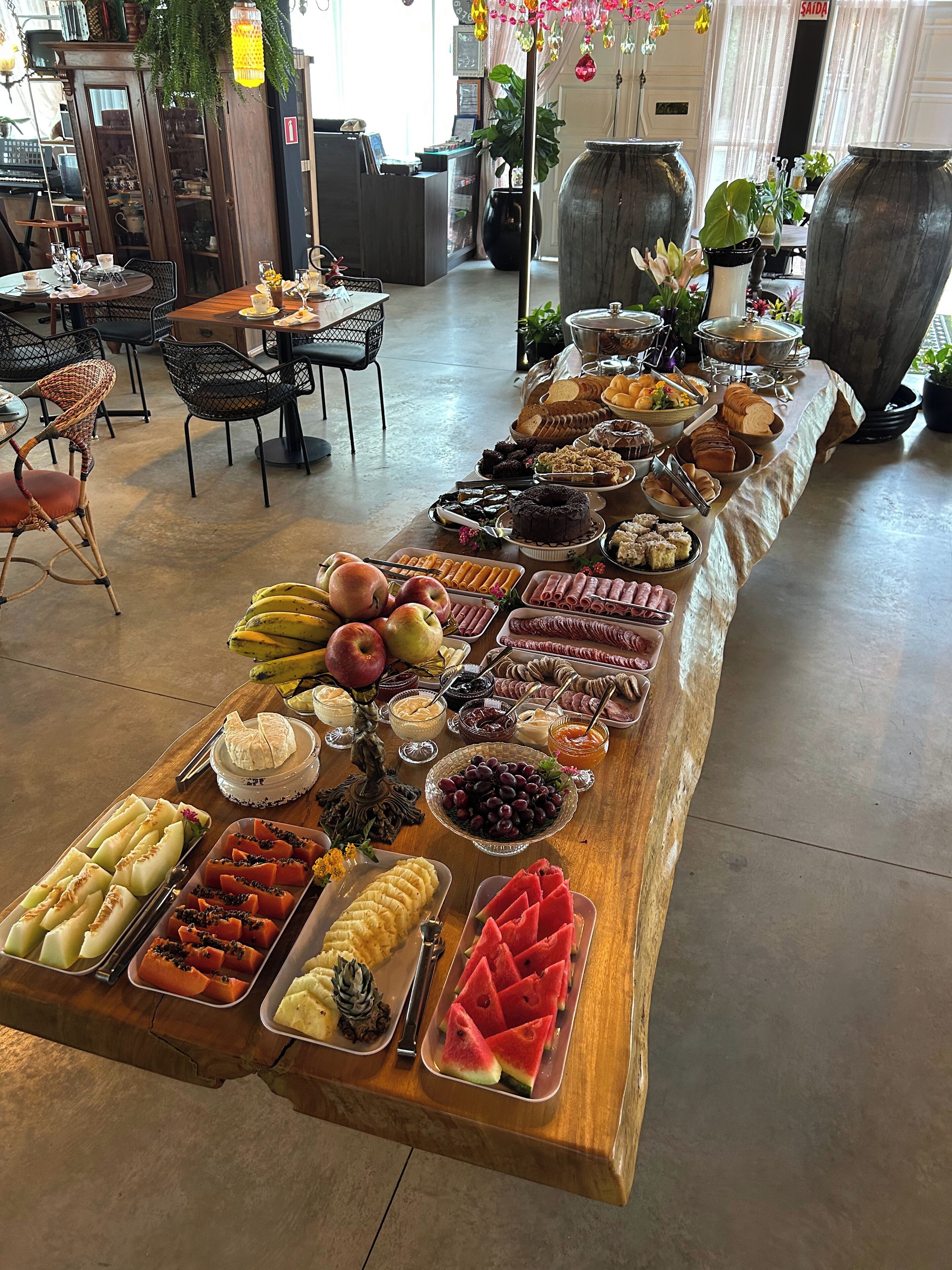 Café da manhã com buffet grátis todos os dias
