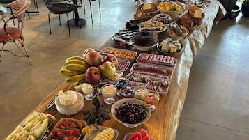 Café da manhã com buffet grátis todos os dias