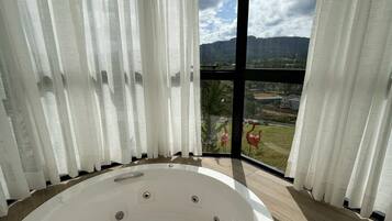 Quarto quádruplo família, vista para a montanha | Cofres nos quartos, espaço de trabalho para notebook, cortinas blackout