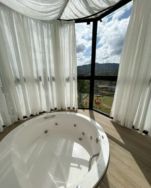 Firemannsrom – familie, fjellutsikt | Safe på rommet, skrivebord for bærbar PC og blendingsgardiner