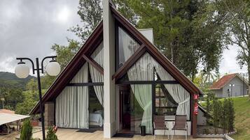 Cofres nos quartos, espaço de trabalho para notebook, cortinas blackout