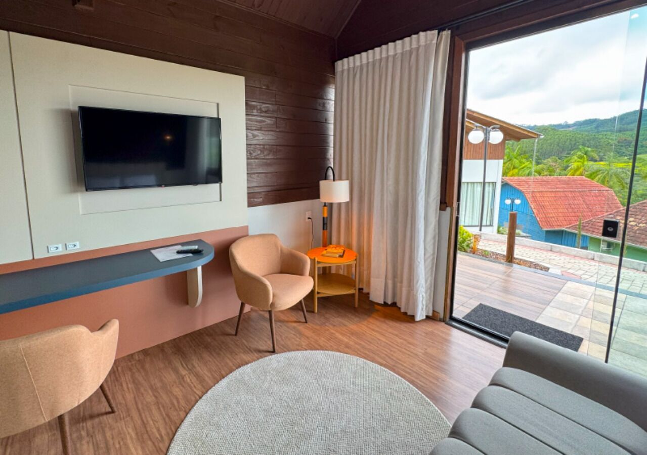 Quarto duplo luxo, vista para a lagoa | Cofres nos quartos, espaço de trabalho para notebook, cortinas blackout