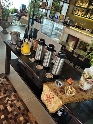 بوفيه فطور مجانًا يوميًا