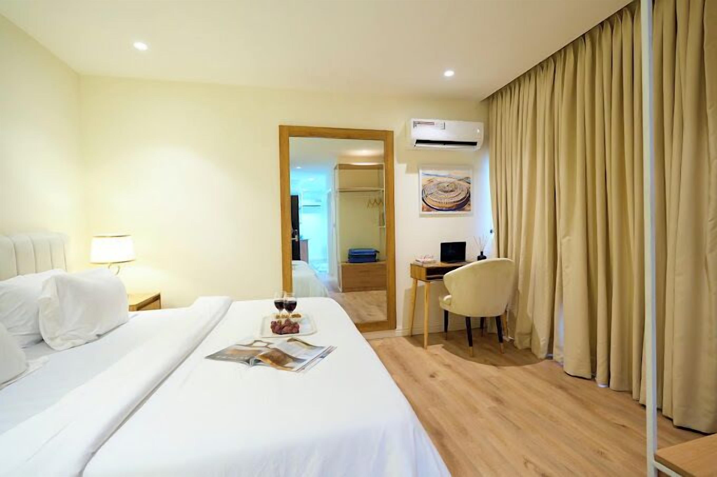 Une chambre d’hôtel équipée d’un lit, d’un bureau, d’une chaise et d’un appareil de climatisation.